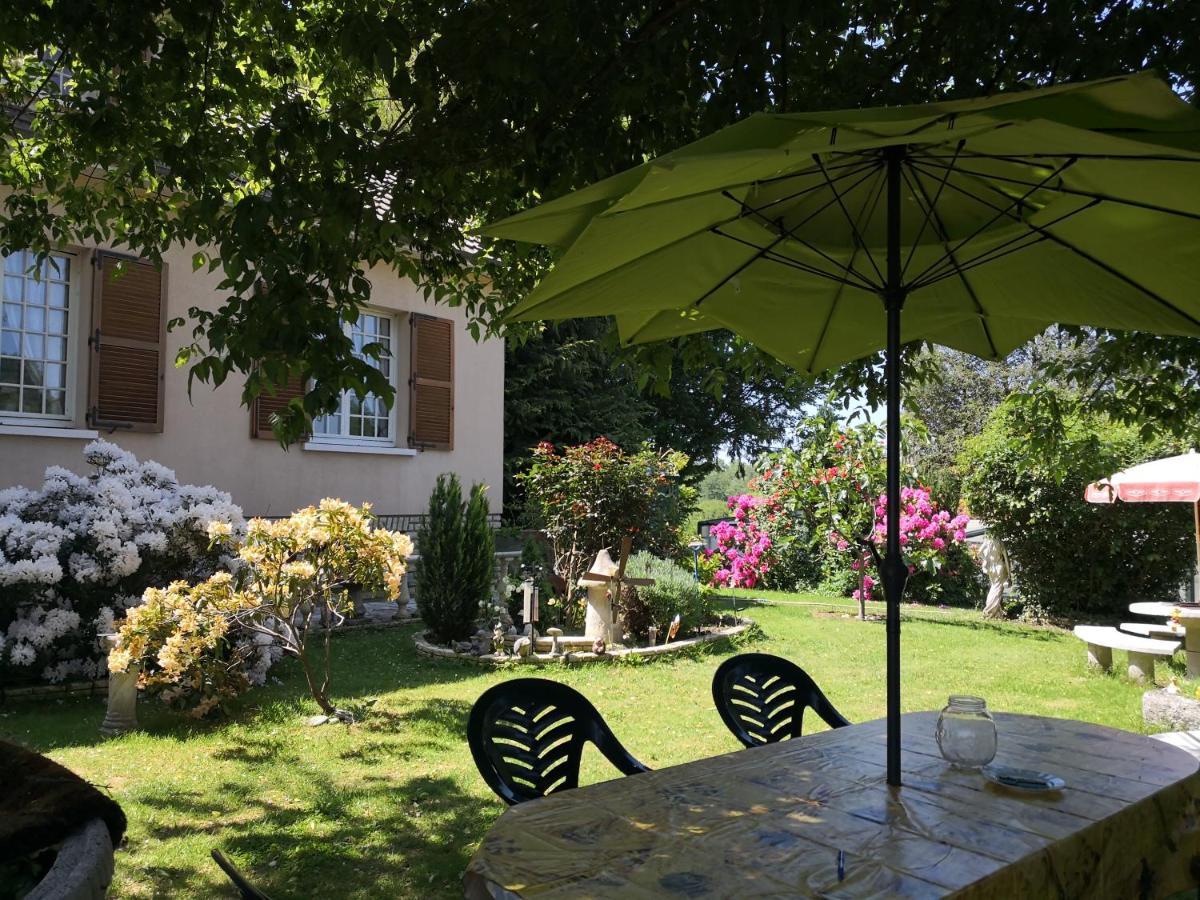 Au Jardin Fleuri Bed & Breakfast Secondigny Екстериор снимка