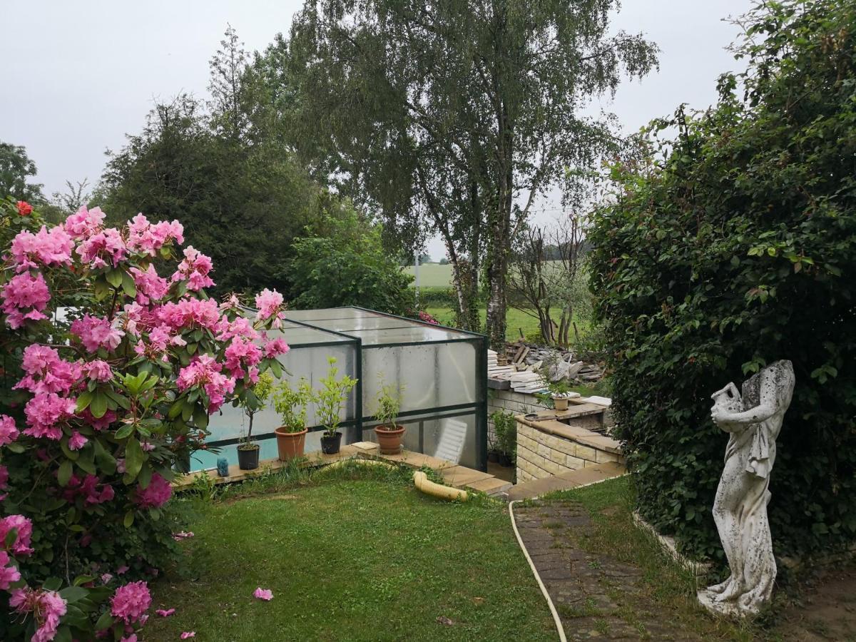 Au Jardin Fleuri Bed & Breakfast Secondigny Екстериор снимка