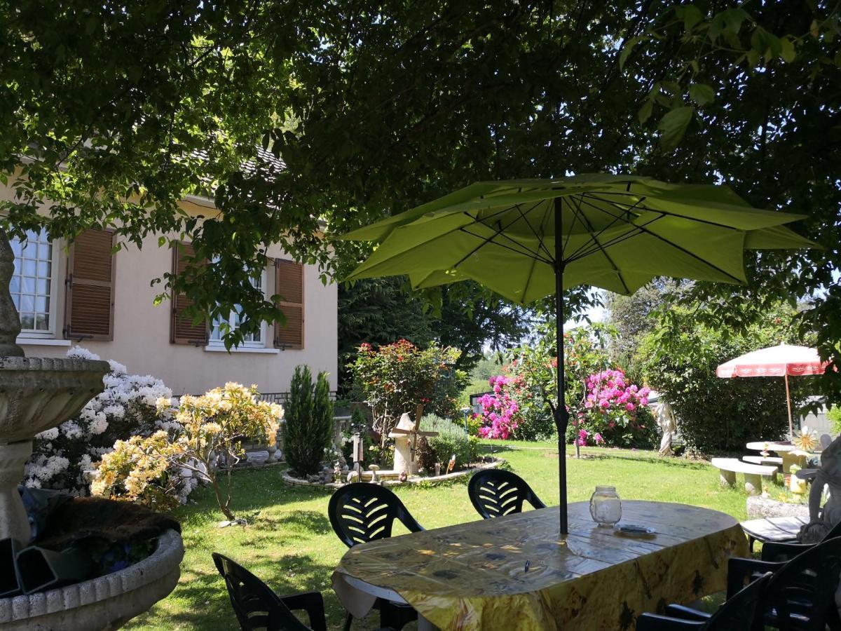 Au Jardin Fleuri Bed & Breakfast Secondigny Екстериор снимка