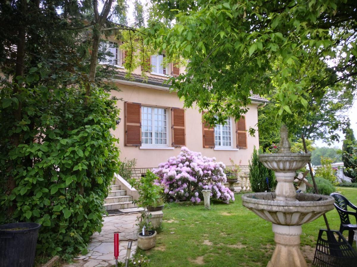 Au Jardin Fleuri Bed & Breakfast Secondigny Екстериор снимка
