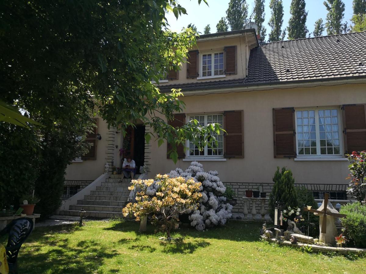 Au Jardin Fleuri Bed & Breakfast Secondigny Екстериор снимка