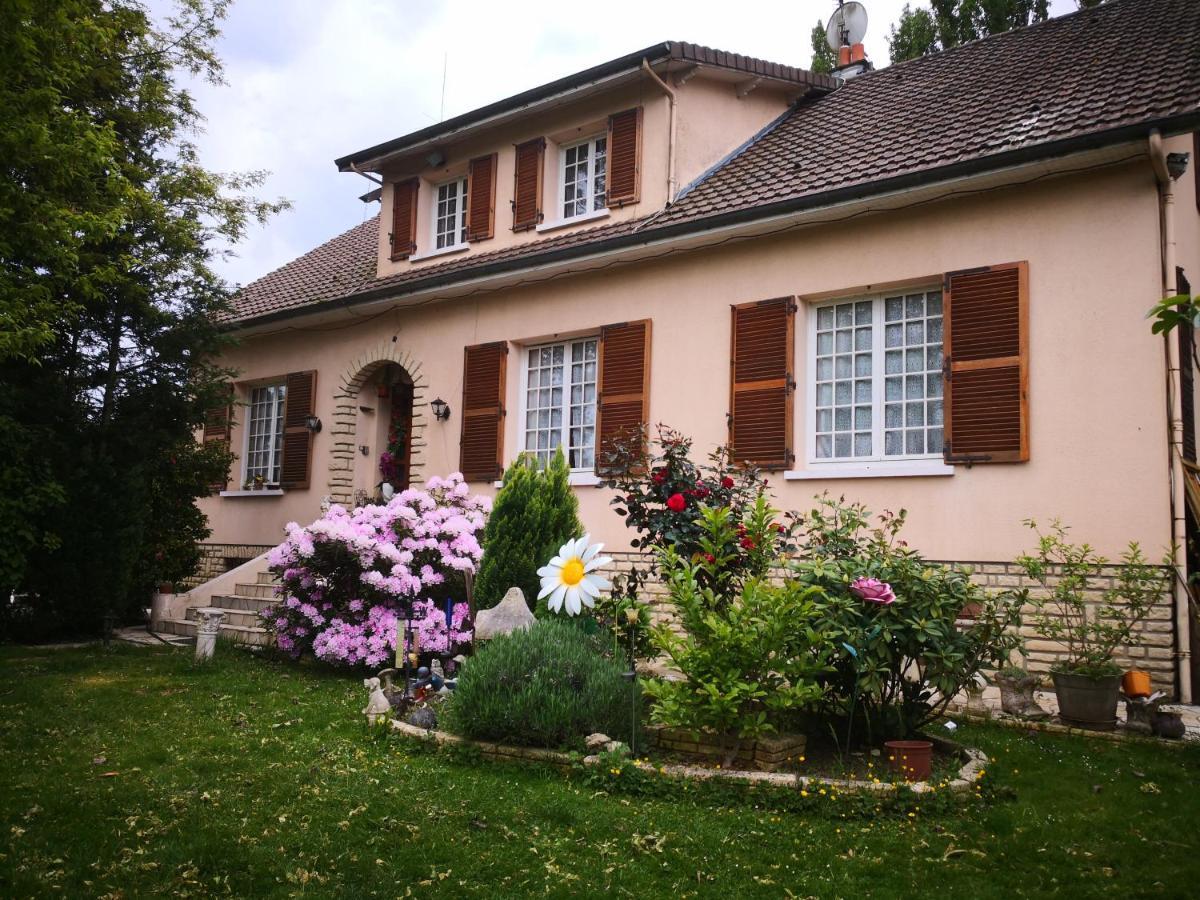 Au Jardin Fleuri Bed & Breakfast Secondigny Екстериор снимка