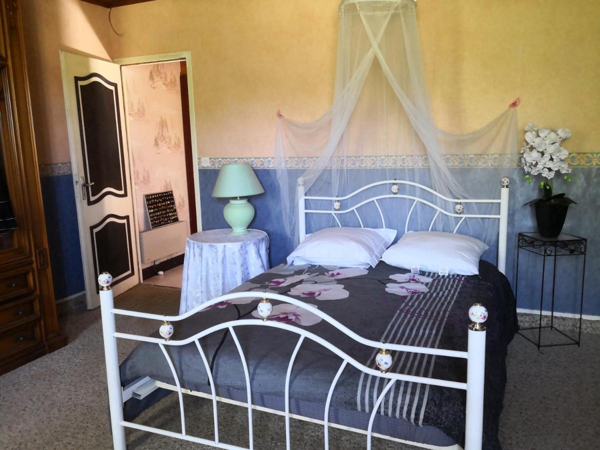 Au Jardin Fleuri Bed & Breakfast Secondigny Стая снимка