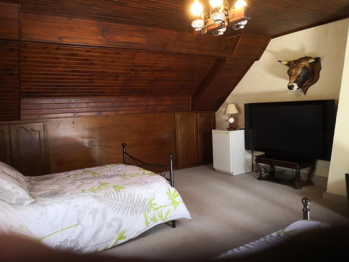 Au Jardin Fleuri Bed & Breakfast Secondigny Екстериор снимка